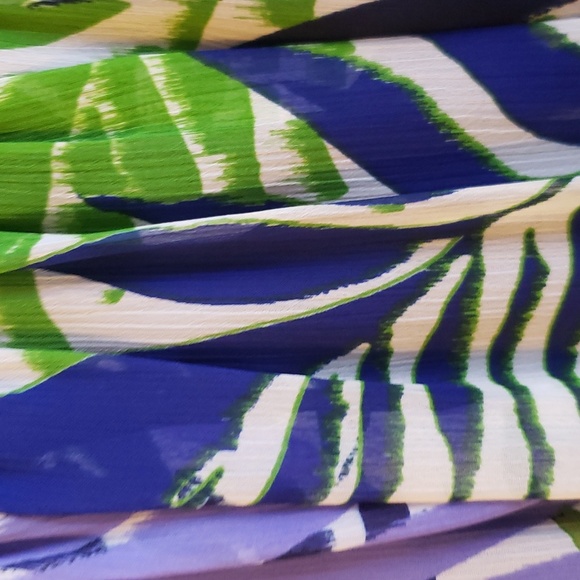 Vince Camuto Maxi in Leaf Print Surplice Deep V-neck Chiffon Dress - Picture 8 of 13